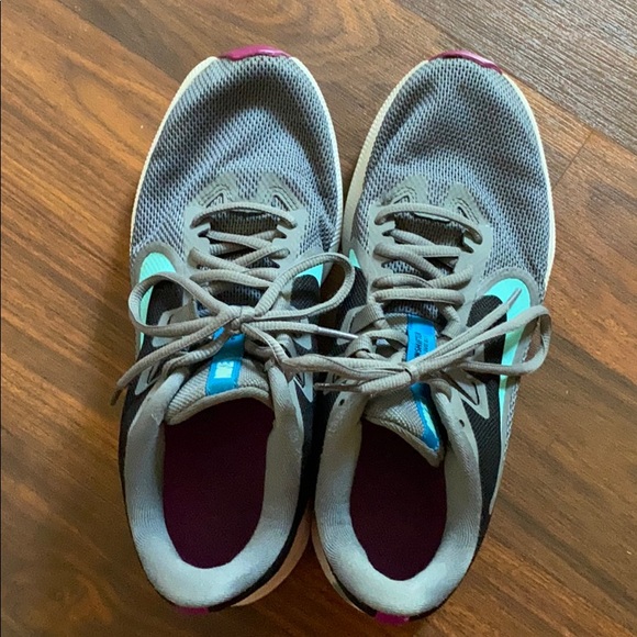 Nike Woman’s Shoes - Picture 2 of 6